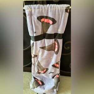 LAVENDER HALLOWEEN THROW BLANKET W/ WITCH HATS NEW